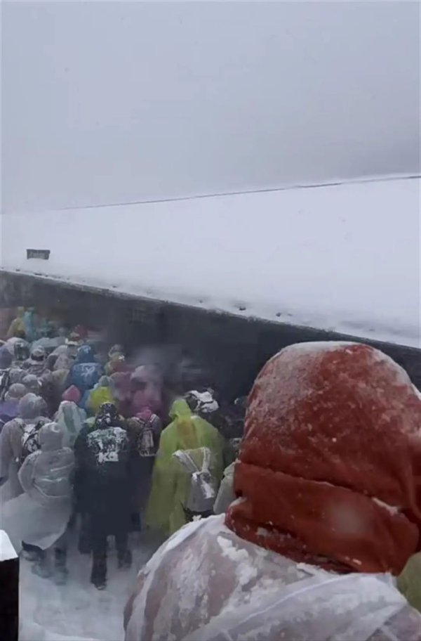垒富配资 降雪致长白山天池景区关闭，有游客在户外等待一小时，景区回应