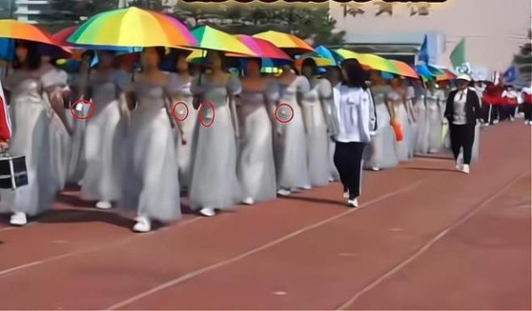 赚配网 光明时评：组团退60多件演出服？退货规则不该这么用