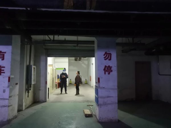 达人配资 一“柱”困扰14年! “我花钱买的车库却停不进车”